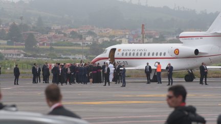 El Papa León XIV sube al avión 'Falcon' prestado por Casa Real para decir adios a Tenerife. / Eloísa Pérez / ACFI / Europa Press