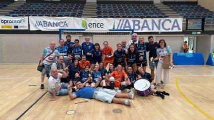 El equipo celebra el empate obtenido en tierras gallegas.