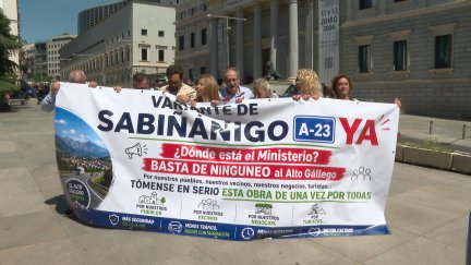 Vecinos y empresas de Sabiñánigo denuncian que llevan todo un año circulando por unos desvíos provisionales que son peligrosos, generan grandes atascos y causan pérdidas económicas. / Aragón TV
