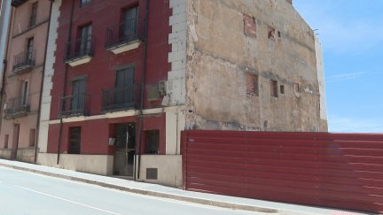 El solar en el que antes se ubicaba el edificio que colapsó el pasado 13 de junio de 2023. / Aragón TV