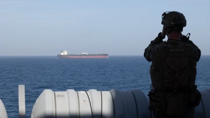 Un marine a bordo del transporte anfibio 'USS New Orleans' (LPD 18) durante el bloqueo impuesto a los puertos iraníes. / Europa Press. Centcom