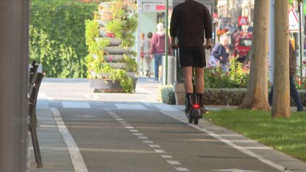 Imagen de una persona en patinete en Zaragoza. / Aragón Tv