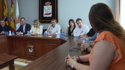 Reunión de la directora del ITJ con representantes de la zona afectada por el cierre de la central térmica de Andorra. / Aragón TV