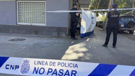 Agentes de la Policía Nacional proceden a registrar la clínica del distrito de Tránsitos de Valencia. / EFE. Raquel Segura