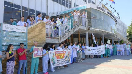 Médicos aragoneses protestan a las puertas del Hospital Miguel Servet. / Aragón TV