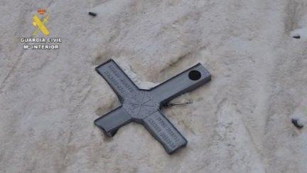 La cruz del Aneto cuando se la ha encontrado el GREIM de Benasque. / Guardia Civil