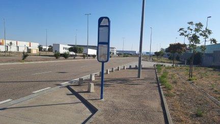 Parada del autobús de Plaza ubicada frente a la nave de Imaginarium.  