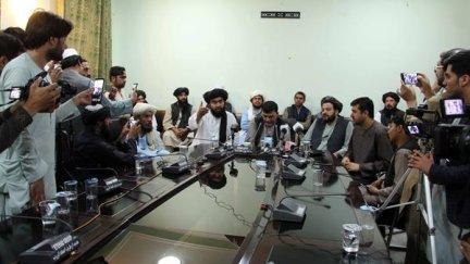 El director de Información y Cultura de los talibanes, Ahmadullah Muttaqi, conversa con los medios tras la rendición de Kandahar. (EFE)