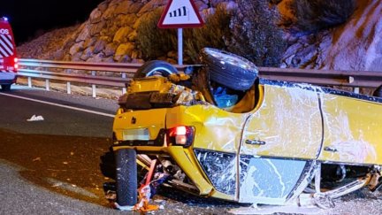 Estado en el que quedó el vehículo conducido por la joven zaragozana. (POLICÍA FORAL)