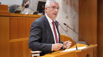El consejero de Agricultura, Joaquín Olona, se dirige a la Cámara. (CORTES DE ARAGÓN)