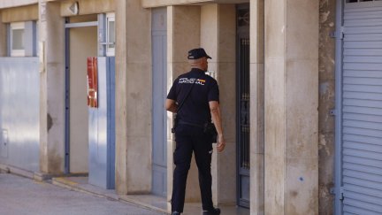 Un agente accede al edifico donde la Policía Nacional ha hallado el cadáver de un varón en una nevera en un piso en la ciudad de Castellón. / EFE/Andreu Esteban