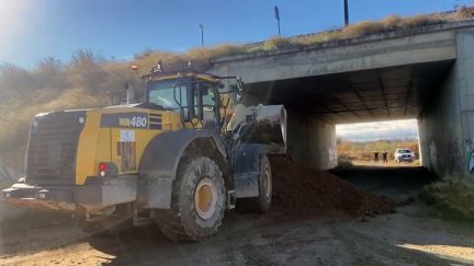 Una excavadora acumula tierra para sellar un paso subterráneo bajo la Z-40 en Zaragoza. / Ayuntamiento de Zaragoza