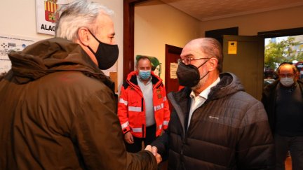 Javier Lambán y Jorge Azcón se saludan en el ayuntamiento de Alagón. / Gobierno de Aragón