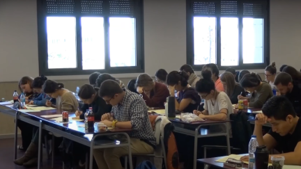 Un grupo de candidatos al MIR durante la prueba de 2017, en la Facultad de Educación de Zaragoza. / Foto: Academia CTO