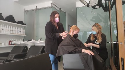 Jessi, Laura y Miriam, en la peluquería y centro de estética ubicado en la Plaza Bámbola.