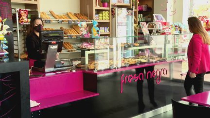 Beatriz Giménez, al frente de la pastelería Fresa Negra, en la calle Desayuno con Diamantes.
