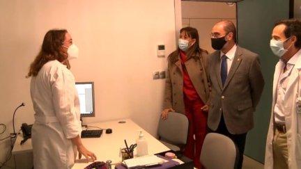 Javier Lambán y Sira Repolles durante la visita de este lunes al centro de salud de La Almozara. 