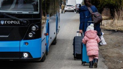 Varios niños en un autobús que evacúa a refugiados ucranianos hacia República Checa. / FUENTE: Europa Press