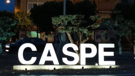 Imagen del letrero de Caspe en la rotonda de su entrada, por la noche. / Ayuntamiento de Caspe