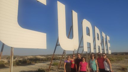 Los vecinos de Cuarte de Huerva y visitantes se acercan al cartel para hacerse fotografías. 