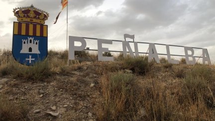 Imagen del letrero de Peñalba a lo alto del monte del Castillo. FUENTE: Ayuntamiento de Peñalba