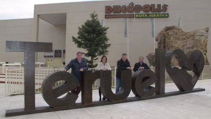 Letrero en la entrada del parque Dinópolis en Teruel. FUENTE: Europa Press
