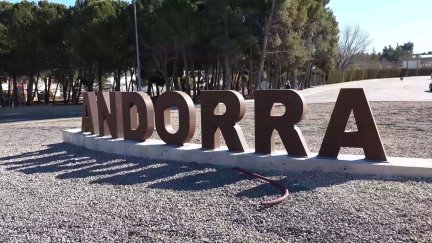 El letrero de Andorra decora una de sus rotondas más céntricas desde comienzos de 2022. FUENTE: TVLA