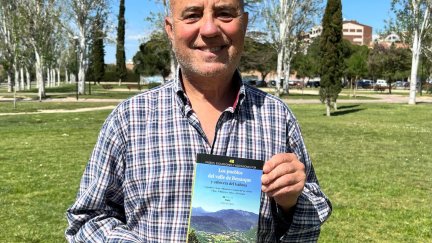 Chema Tapia con su libro sobre el valle de Benasque
