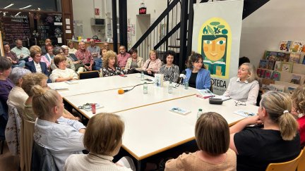 La escritora zaragozana Laura Latorre en un encuentro literario en La Almunia dentro del ciclo 'Lecturas en flor'. / David Francisco