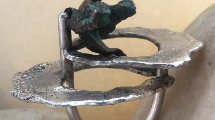 Uno de los anillos presentados en Milán que, realizados en plata y cobre, son un canto a la vida y a la naturaleza. / Malúa Joyería