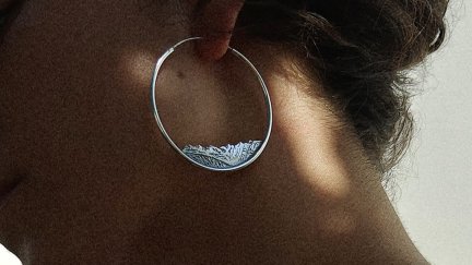 Aunque los pendientes sean de tamaño grande, son ligeros y cómodos. / Onze Joyas