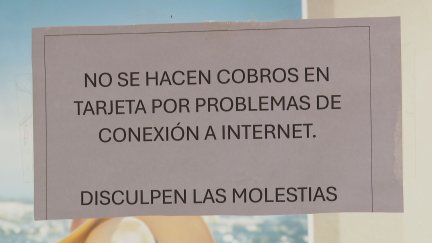 Algunos comercios informan en sus escaparates que no pueden cobrar con tarjeta. / Aragón TV