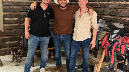 José Antonio Gil (izquierda) y Juan Rodrigo (derecha) junto con 'El Komander', el cantante mexicano que les recibió en México y en cuyo rancho grabaron su primera cover. / 'PuroDobleJ'