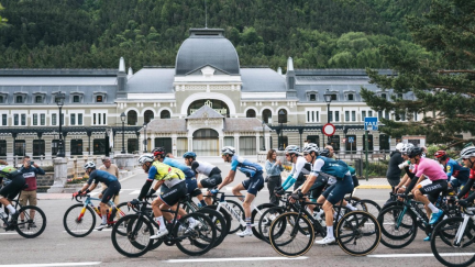 Ciclistas durante la Quebrantahuesos en 2025. / Aragón TV