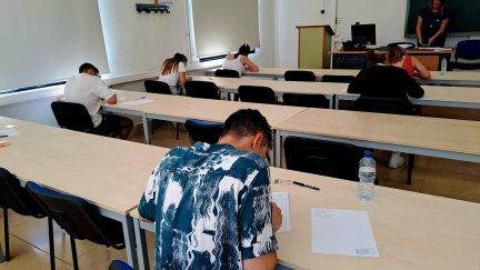 Examen de archivo de las pruebas de acceso para las oposiciones a maestro. / Europa Press. Carmen Repollés