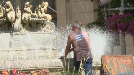 Un hombre se refresca en una fuente en la plaza de Navarra de Huesca. / Aragón TV