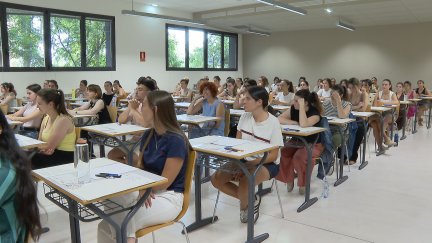 Aspirantes a la oposición del cuerpo de maestros este sábado en Zaragoza. / Aragón TV