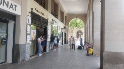 Comerciantes en las puertas de sus establecimientos tras el apagón de unos 20 minutos en Zaragoza. / Europa Press