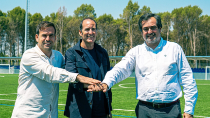 Javier Sanz de Arce, Julio Salinas y Ricardo Mur posan en una foto.