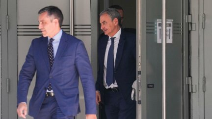 El expresidente del Gobierno José Luis Rodríguez Zapatero abandona la Audiencia Nacional tras casi tres horas de declaración como investigado en el caso Plus Ultra. / EFE/Borja Sánchez Trillo