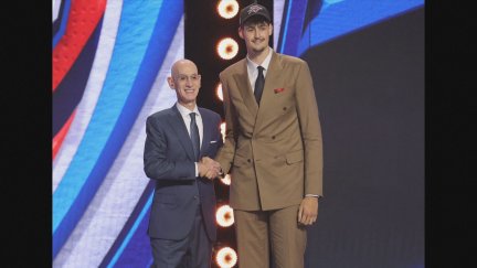 Aday Mara, tras ser elegido en el draft por Oklahoma City Thunder, junto al comisionado de la NBA Adam Silver. / Agencias
