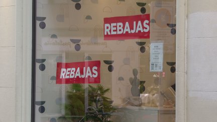 Un 72 % de los consumidores planea comprar o ya ha adquirido algún producto rebajado por la campaña veraniega en el comercio. / Aragón TV