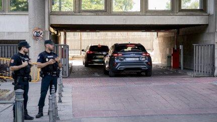 El vehículo que traslada a la mujer del presidente del Gobierno, Begoña Gómez, a su llegada a los Juzgados de Plaza Castilla . / A. Pérez Meca - Europa Press