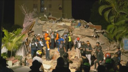Los equipos de emergencia tratan de buscar supervivientes entre los escombros de edificios colapsados en Venezuela. / Reuters