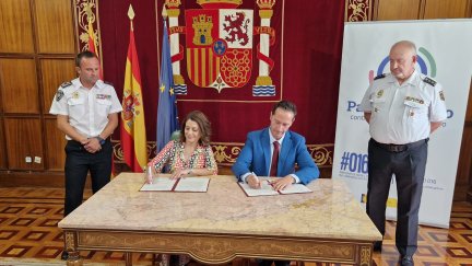 La alcaldesa de Teruel, Emma Buj, y el subdelegado del Gobierno en Teruel, Enrique Gómez, en la firma del protocolo de colaboración policial que permite la incorporación de la Policía Local de Teruel al Sistema VioGén. / Gobierno de Teruel