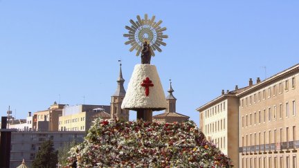 Como novedad este año, el manto superior de la Virgen estará confeccionado con claveles rojos. / Aragón TV