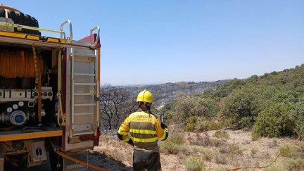 Efectivos de INFOAR trabajando en el incendio de Alcampell. / INFOAR