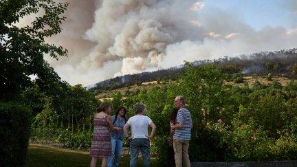 Varios vecinos observan un fuego, a 25 de junio de 2026, en Ezcabarte, Navarra (España)./ Europa Press. Eduardo Sanz