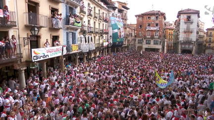 Imagen de archivo de la puesta del pañuelo al torico en Teruel./ Aragón TV
