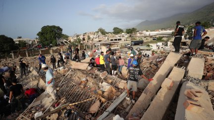 Personas realizan labores de búsqueda en una zona afectada por un terremoto, este viernes en La Guaira (Venezuela). Venezuela afrontó su tercer día de emergencia con apoyo de brigadas de rescate de nueve países, entre ellos Estados Unidos y España, que se han sumado a las labores de búsqueda de supervivientes o fallecidos, tras el doble terremoto del pasado miércoles que deja al menos 920 muertos y 3.360 heridos, según cifras oficiales. EFE. Ronald Pena R.